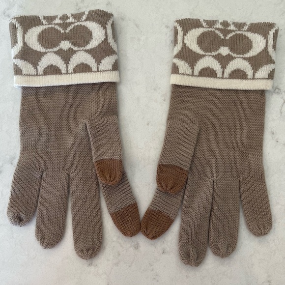 AUTHENTIC COACH, Signature pattern, womens cuffed hat and gloves set - Picture 4 of 4